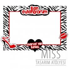 <strong>Miss</strong> 100x70 Özel Kesim Büyük Boy Çerçeve