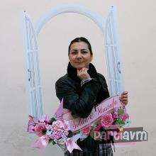 <strong>Miss</strong> 100 X 70 CM KINA NİŞAN DÜĞÜN Kumaş Çiçek ve Kurdele Süslemeli Foto Hatıra Çerçevesi