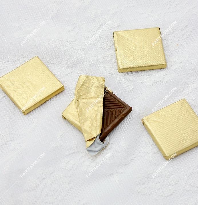  Altın Yaldızlı Kağıt Kaplamalı Sütlü Kare Çikolata