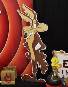 Partiavm Bugs Bunny ve Arkadaşları Doğum Günü 65cm Coyote Pano