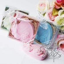 SweetSoaps Butik Sabun Güllü Kalp Sabun Etiketli Dantel ve Kurdele Süslemeli Kutusuyla satın al