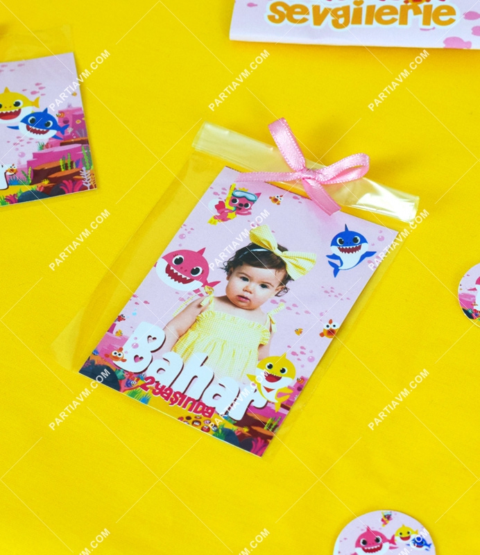 Baby Shark Pembe Doğum Günü Süsleri Hediyelik Magnet Kurdeleli Poşetinde 7x10 cm