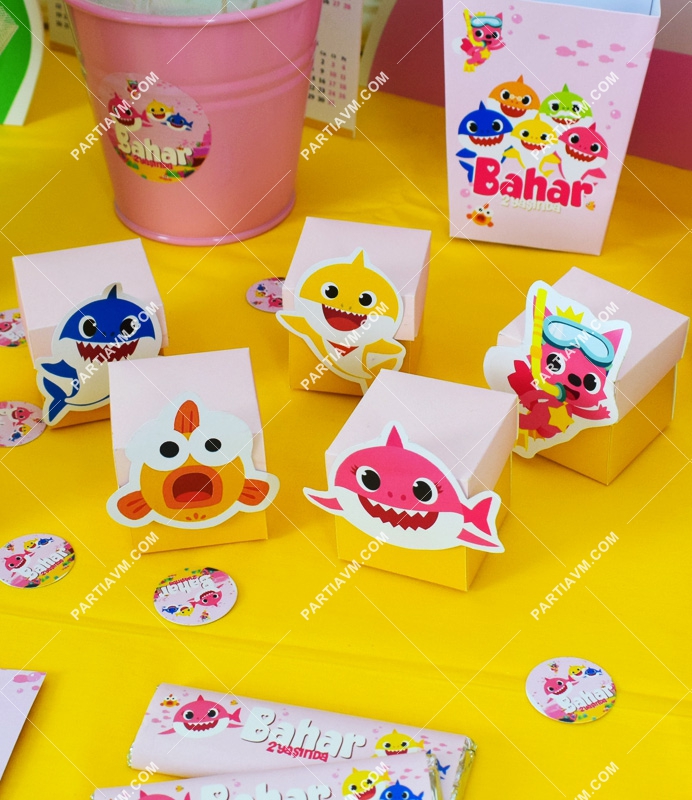 Baby Shark Pembe Doğum Günü Süsleri Karakterli Karton Kutu 5 Adet