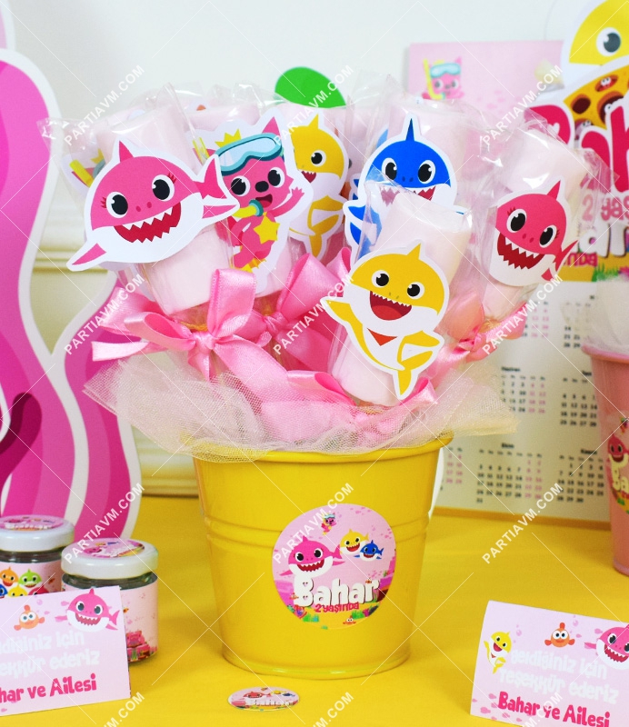 Baby Shark Pembe Doğum Günü Süsleri Marshmallow Etiketli Kovada 10 Adet Süslü Çubuklarda