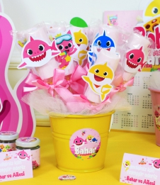 Partiavm Baby Shark Pembe Doğum Günü Süsleri Marshmallow Etiketli Kovada 10 Adet Süslü Çubuklarda