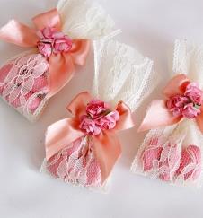 Partiavm Çiçek Süslemeli Dantel Kesede Badem Şekerleri satın al