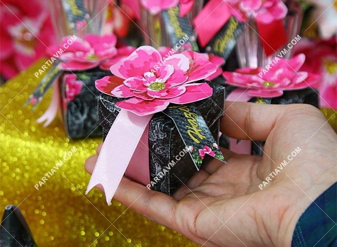 Hediyelik Kağıt Çiçek Süslemeli Etiketli Kutusunda Badem Şekerleri