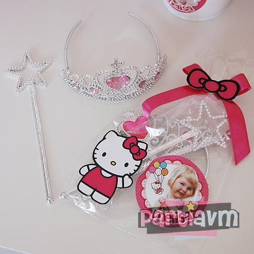 Hello Kitty Doğum Günü Süsleri Hediye Kiti Kurdeleli Etiketli Poşetinde Prenses Tacı ve Yıldızlı Sopası 5 Adet