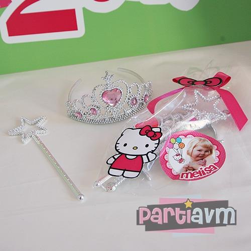 Hello Kitty Doğum Günü Süsleri Hediye Kiti Kurdeleli Etiketli Poşetinde Prenses Tacı ve Yıldızlı Sopası 5 Adet