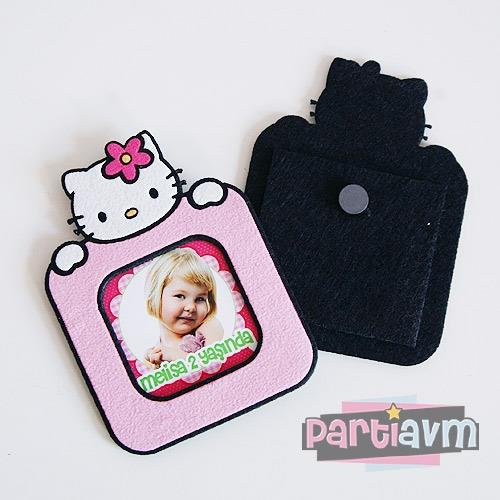 Hello Kitty Doğum Günü Süsleri Magnet 8x11 cm Keçe Çerçeve İçinde Temalı Fotoğraf Kurdeleli Hediye Poşetinde