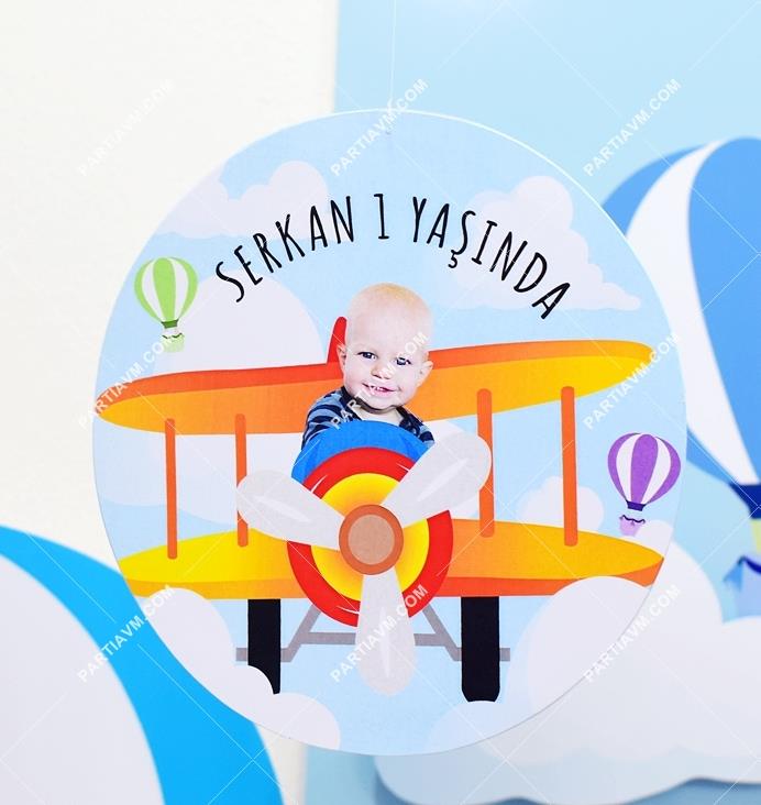 Küçük Pilot ve Balonlar Doğum Günü 20 cm Önlü Arkalı Baskı Kalın Karton Misinalı Asma Süs
