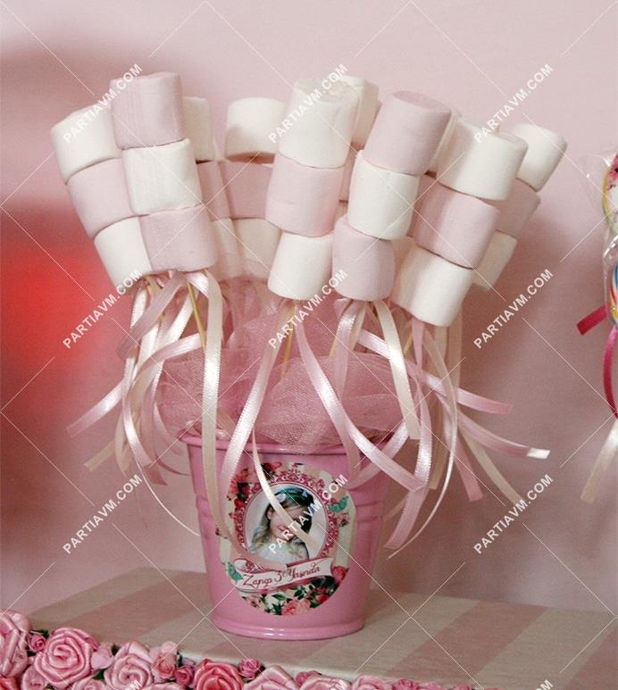 Romantik Bahar Gülleri Doğum Günü Marshmallow Etiketli Kovada 10 Adet Kurdeleli Çubuklu İkramlık