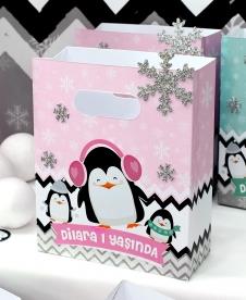 Partiavm Sevimli Penguenler Doğum Günü Hediye Çantası Özel Tasarım Simli Kar Süslemeli 13 x 16 cm 5 Adet satın al