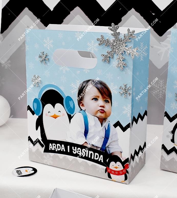 Sevimli Penguenler Doğum Günü Hediye Çantası Özel Tasarım Simli Kar Süslemeli 13 x 16 cm 5 Adet